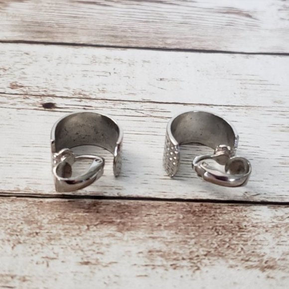 Vintage Clip On Earrings Square Pattern Chunky Silver Tone Hoops - Picture 4 of 4